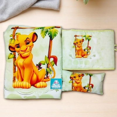Três almofadas com estampa do Simba de O Rei Leão em fundo verde claro