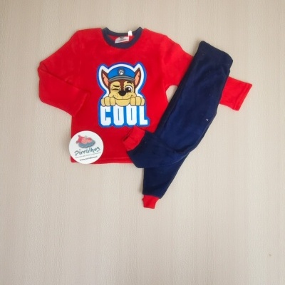Pijama infantil vermelho com estampa de cão e calças azuis escuras.