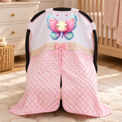 Capa rosa para carrinho de bebé com aplique de borboleta e laço num quarto de bebé