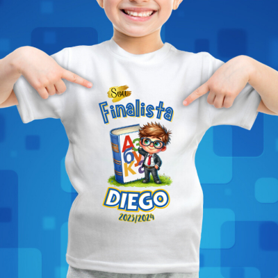 Camiseta branca com texto e ilustração colorida para finalista, criança a apontar para o texto.
