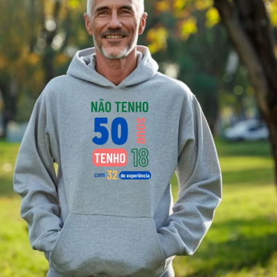 Sweatshirt cinzento com texto colorido usado por homem ao ar livre
