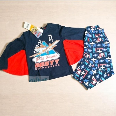 Conjunto de roupa infantil azul escuro com avião e calças com padrão de aviões coloridos