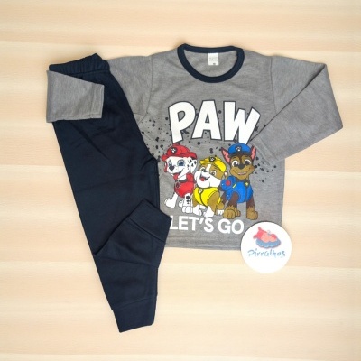 Roupa infantil com camisa cinzenta e calças pretas, desenho de cães e texto
