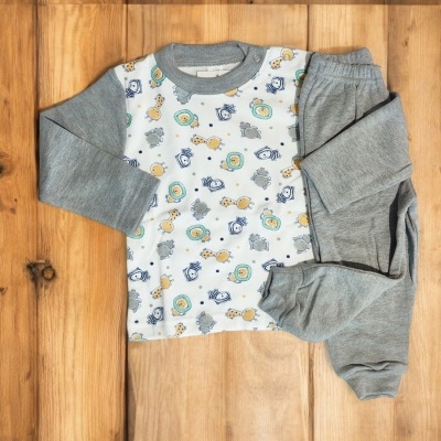 Fato de pijama infantil com camisola branca e cinzenta estampada e calças cinzentas