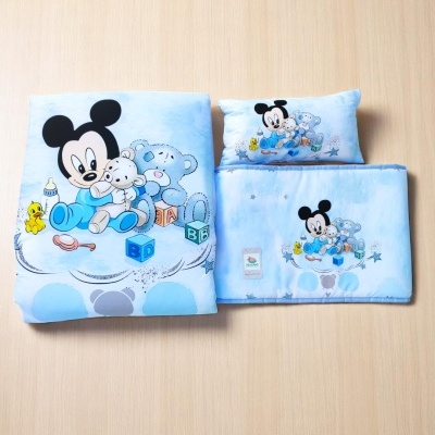 Conjunto de roupa de cama infantil azul com personagens e cubos coloridos