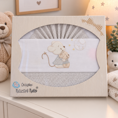 Conjunto de têxteis para bebé em embalagem com tecido branco e bordado de ratinhos.