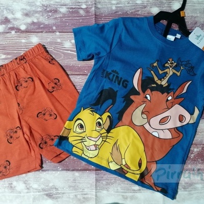 Conjunto infantil de t-shirt azul com personagens do Rei Leão e calções cor de laranja com padrões de Simba.
