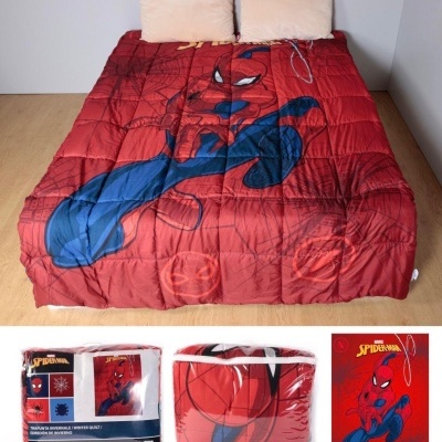 Edredão Homem-Aranha vermelho e azul em cama com duas almofadas claras