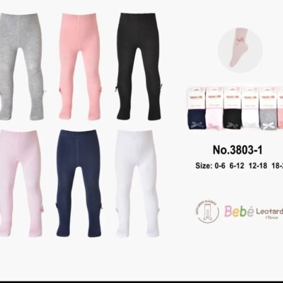 Seis leggings de bebé em várias cores com laços nos tornozelos e embalagens ao lado