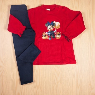 Conjunto infantil com camisola vermelha e calças azul escuras com estampa Mickey Mouse
