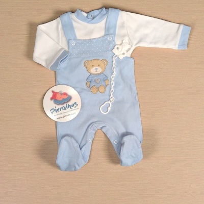 Conjunto de roupa de bebé azul claro com body branco e jardineira com ursinho bordado