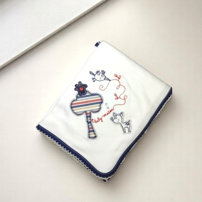 Manta branca para bebé com bordado colorido e borda azul