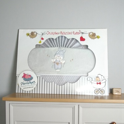 Embalagem com toalha de bebé branca com bordado de coelho e corações