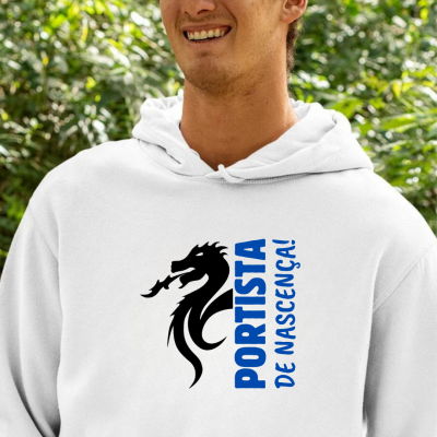 Homem com camisola branca com capuz e estampa de dragão preto e texto azul, ao ar livre