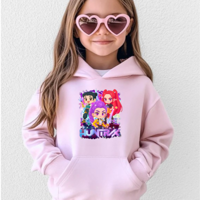 Criança com hoodie rosa claro com estampa animada e óculos de sol rosa em forma de coração.