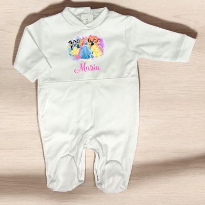 Macacão de bebé branco com princesas da Disney e nome Maria