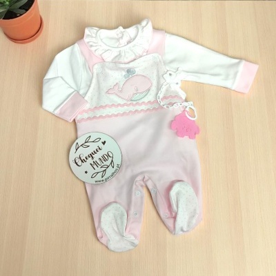 Macacão de bebé branco e rosa com estampa de baleia e chocalho em forma de mão