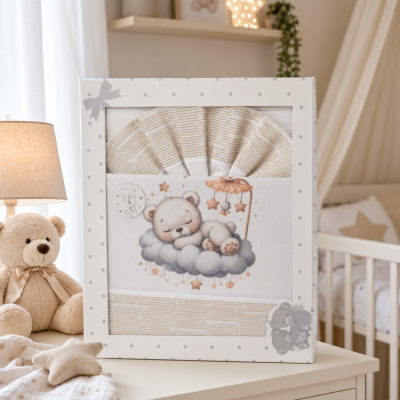 Conjunto de têxteis para bebé com urso adormecido numa nuvem, em caixa decorada com estrelas cinza.