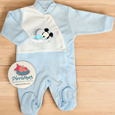 Pijama de bebé azul claro com estampa do Mickey Mouse a dormir.