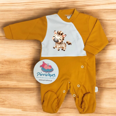 Pijama mostarda com estampa de zebra para bebé em fundo de madeira