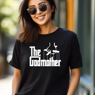 Mulher de t-shirt preta com estampado 'The Godmother' e óculos de sol