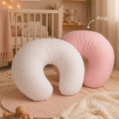 Almofadas em forma de U com padrão de estrelas cor-de-rosa, uma branca e outra rosa, num quarto de bebé aconchegante