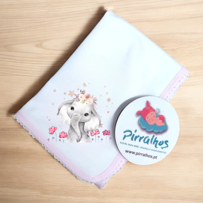 Fralda branca com ilustração de elefante bebé e etiqueta Pirralhos