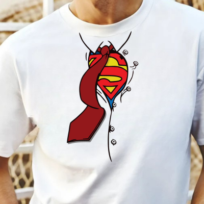 T-shirt branca com ilustração frontal de camisa de fato aberta e símbolo do Super-Homem com gravata vermelha