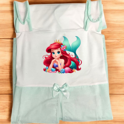Lençol de bebé branco e verde água com estampa de sereia colorida