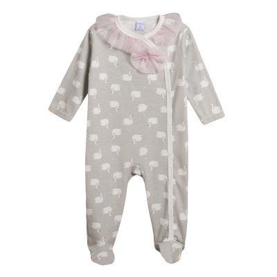 Macacão cinza para bebé com padrão de cisnes e detalhe rosa