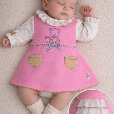 Bebé a dormir com vestido rosa e camisola branca com bolinhas beige