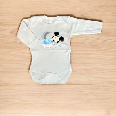 Body branco para bebé com personagem de desenho animado a dormir numa nuvem.