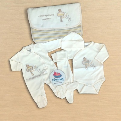 Conjunto de roupinhas de bebé creme com bordados e saco