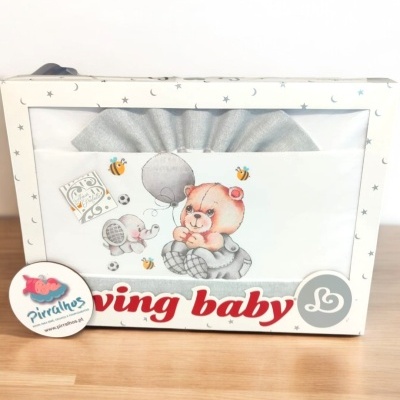 Conjunto de roupa de bebé com urso e rato ilustrados na embalagem branca