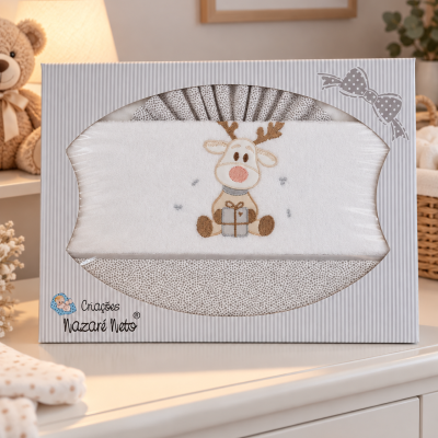 Conjunto de roupa de bebé com bordado de rena numa caixa de presente