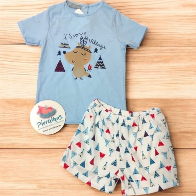 Conjunto infantil azul com t-shirt estampada e calções com padrão de triângulos