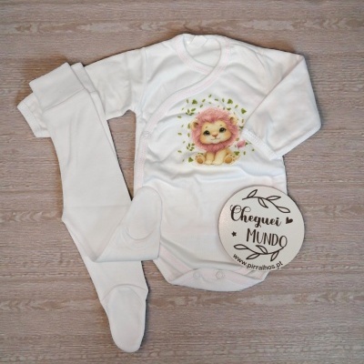Conjunto branco para bebé com body de leão cor-de-rosa e calças com pés fechados