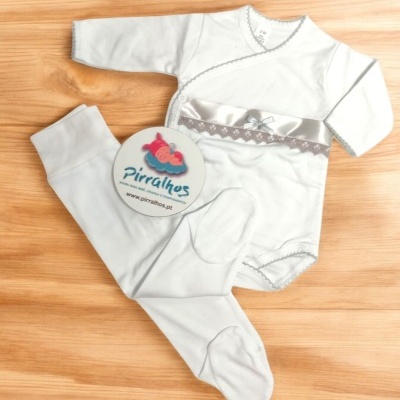 Conjunto de roupa para bebé branco com detalhes cinza e etiqueta redonda