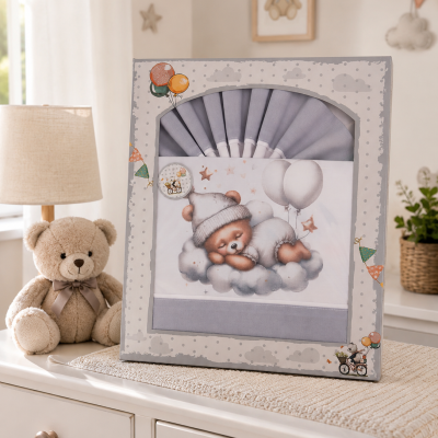 Jogo de cama para bebé com ilustração de urso dormindo e balões em embalagem decorativa