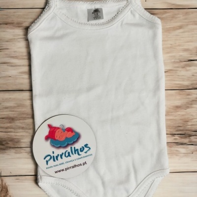 Body branco de bebé com alças finas e acabamento em crochê, com etiqueta interna e cartão redondo de identificação