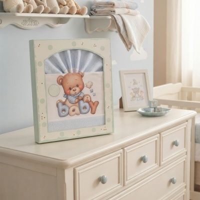 Comoda branca com ursinho em caixa decorativa e peluches em prateleira