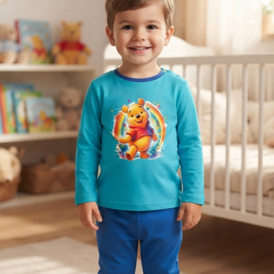 Menino a vestir pijama azul com estampa do Ursinho Pooh