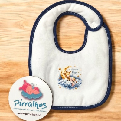 Babeiro branco com borda azul escura e desenho de raposa na lua