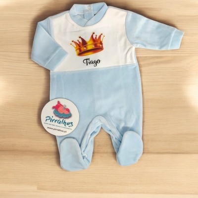 Pijama azul e branco para bebé com coroa e nome Tiago, etiqueta Pirralhos