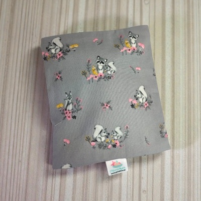 Tecido cinza com padrão de esquilos e flores cor de rosa e amarelas com etiqueta