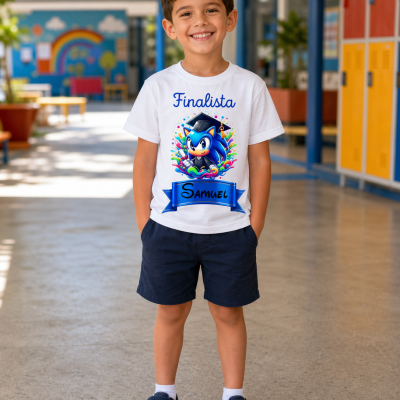 Camisola branca com estampado de Sonic e texto Finalista Samuel em ambiente escolar