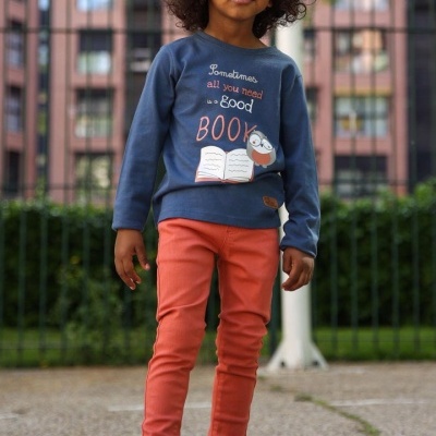 Criança com roupa casual em ambiente urbano exterior