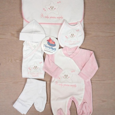 Conjunto de roupa de bebé branco e rosa com estrelas e texto bordado