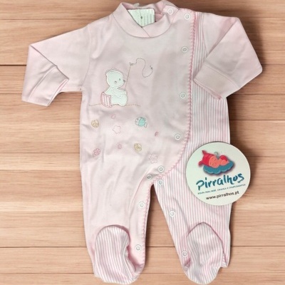 Pijama de bebé cor-de-rosa com ursinho e flores, com logótipo Pirralhos