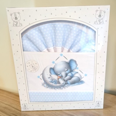 Conjunto de roupa de bebé azul com estrelas e elefante a dormir.